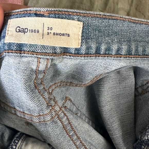 Gap 3” denim shorts - Picture 3 of 3